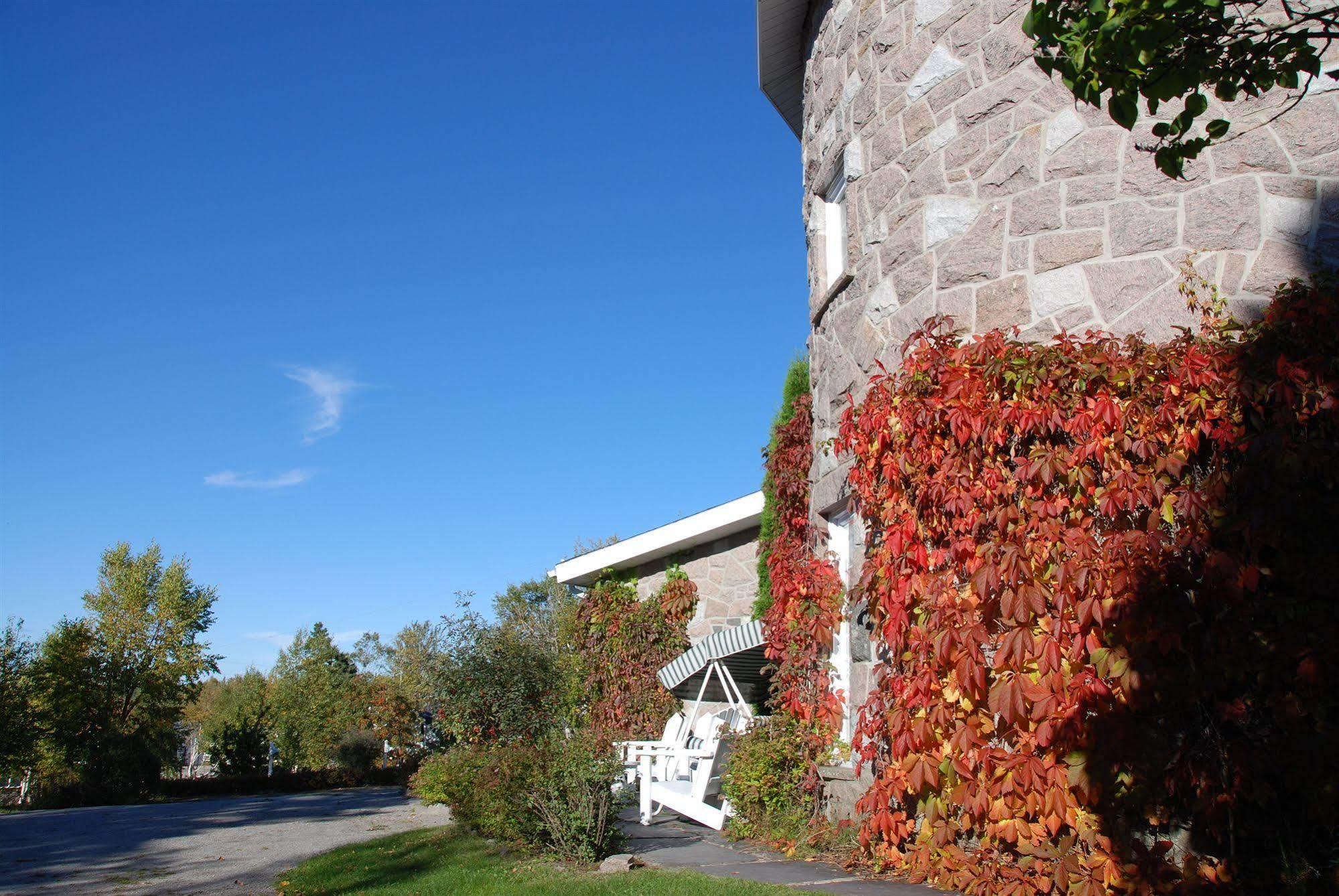 Auberge La Rosepierre Bistro Henri Гранд Бержерон Екстериор снимка